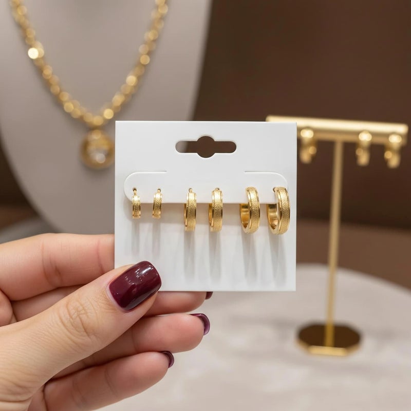 طقم حلقان أنيقة، مصنوعة من الستانلس ستيل المقاوم للصدأ. تجمع بين الملمس الناعم واللامع. 
3 أزواج بمقاسات متدرجة لتمنحك حرية التنسيق والتألق. - Image 2